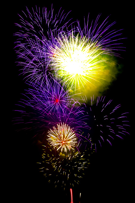 紫と黄色の打ち上げ花火（背景 打ち上げ花火 画像の背景フリー画像）