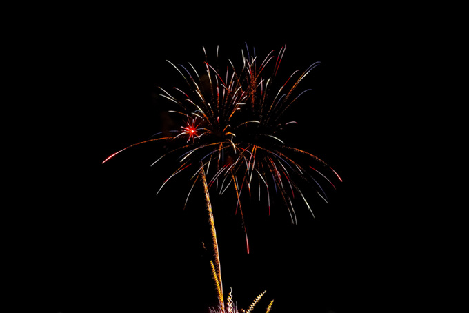 夜空に煌めく色鮮やかな花火