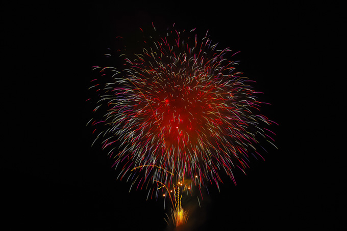 夜空に広がる色鮮やかな花火