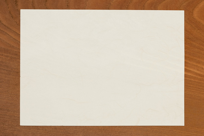 机の上に置かれた白い紙（額縁 和風の背景フリー画像）