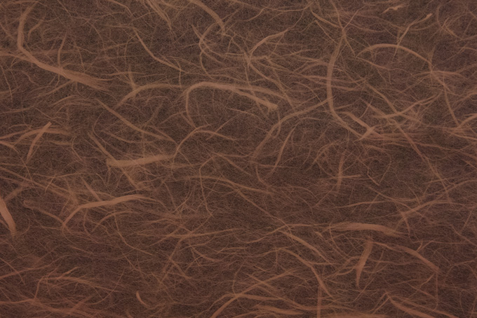 長い繊維が入った羊羹色の雲竜和紙（和紙 茶系の背景フリー画像）