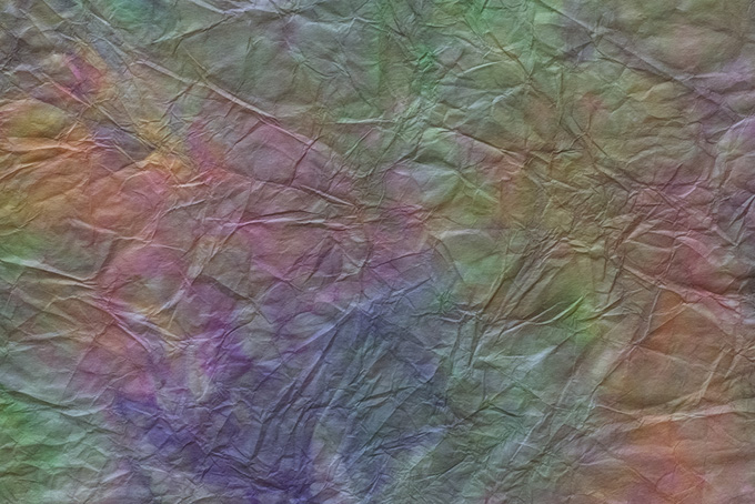 シワ入り虹色斑模様の揉染め和紙（カラフル 和紙の背景フリー画像）