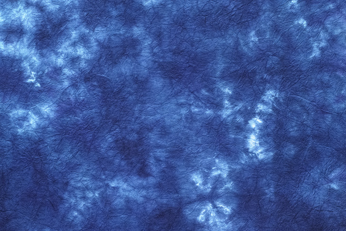 風趣のある藍色の絞り染め和紙（和紙 にじみの背景フリー画像）