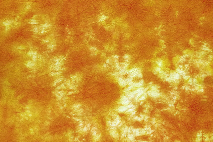 シワのある琥珀色のぼかし染め和紙（オレンジ 和紙 背景）