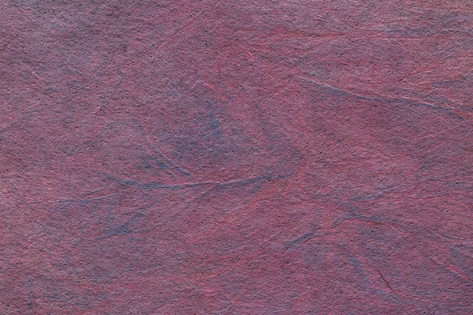 大きな皺の入った蘇芳香色の和紙（和紙 繊維の背景フリー画像）