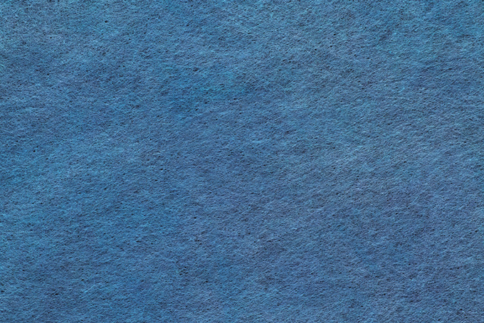 細かい繊維が沢山ある紺青色の因州和紙（和紙 青色の背景フリー画像）