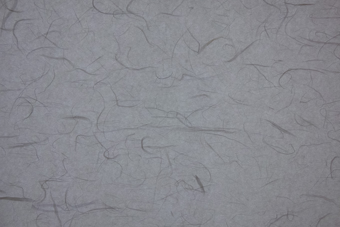 地紙と筋の濃淡が美しい銀鼠の和紙（和紙 灰色の背景フリー画像）