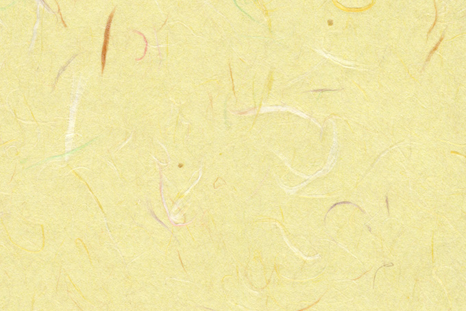 色付き楮が入った薄黄色の和紙（和紙 黄色の背景フリー画像）
