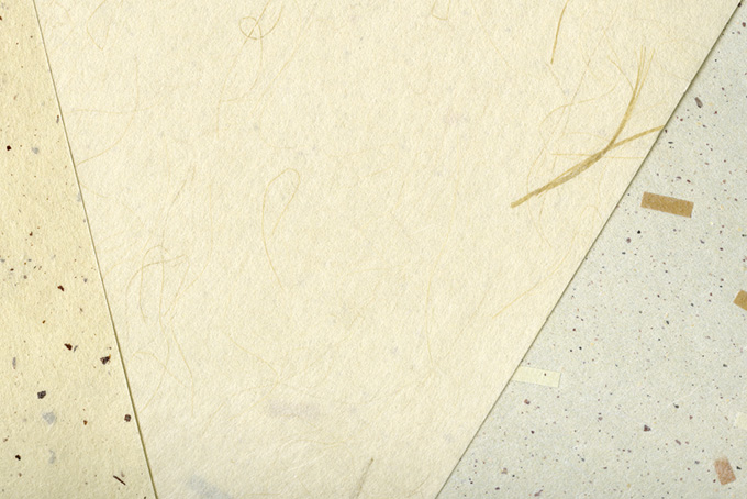 皮と筋と模様のある三枚の和紙（和紙 背景の背景フリー画像）