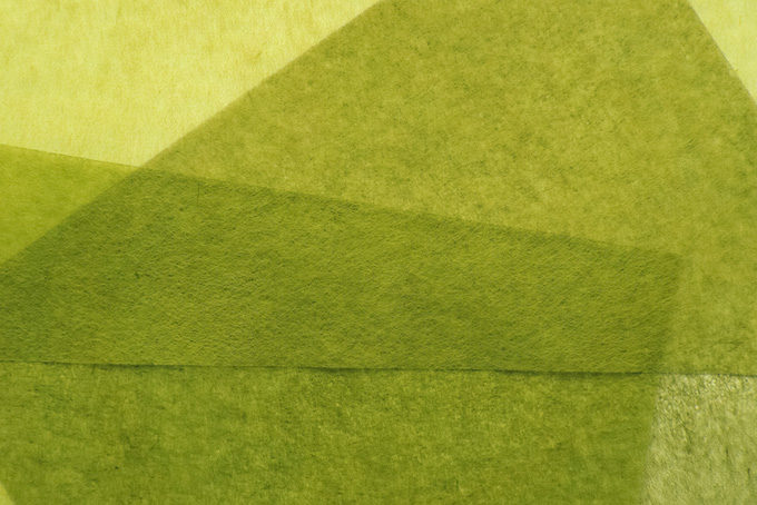 黄緑色の薄い和紙を重ねた和風背景（和紙 壁紙の背景フリー画像）