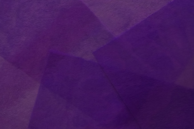 紫色に染められた極薄和紙（和紙 壁紙の背景フリー画像）
