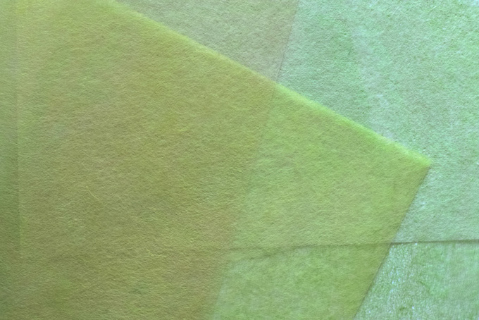 淡い緑色の極薄染和紙のテクスチャ（和紙 壁紙の背景フリー画像）