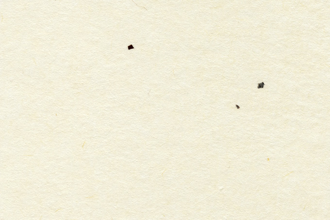 白の地紙に三つの黒皮が入った和紙（和紙 白系の背景フリー画像）