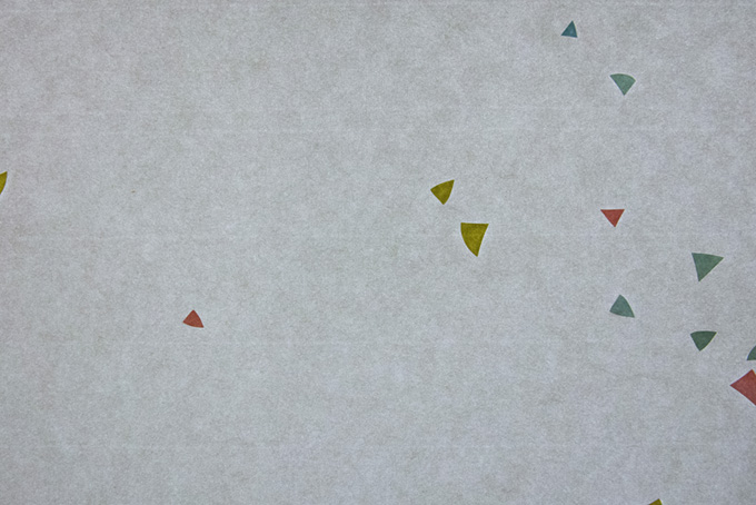 銀鼠色の紙に三角色模様がある和紙（和紙 柄の背景フリー画像）