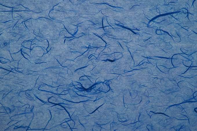 露草色の地紙に藍色筋のある雲龍和紙（和紙 雲龍の背景フリー画像）