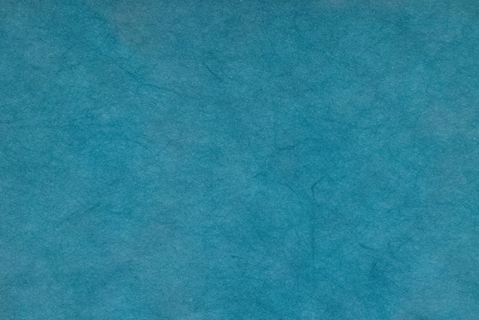鮮やかで深みのある縹色の染和紙（和紙 青色の背景フリー画像）