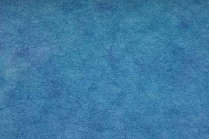 斑のある紺碧色の絞染和紙（和紙 青色の背景フリー画像）