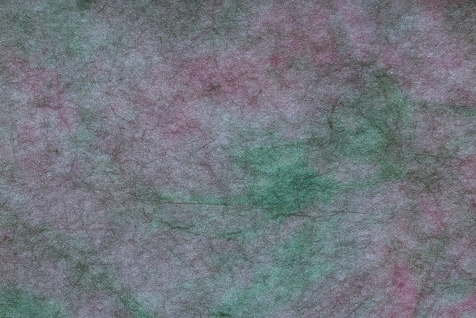 紅と緑の斑模様の絞り染め和紙（和紙 カラフルの背景フリー画像）