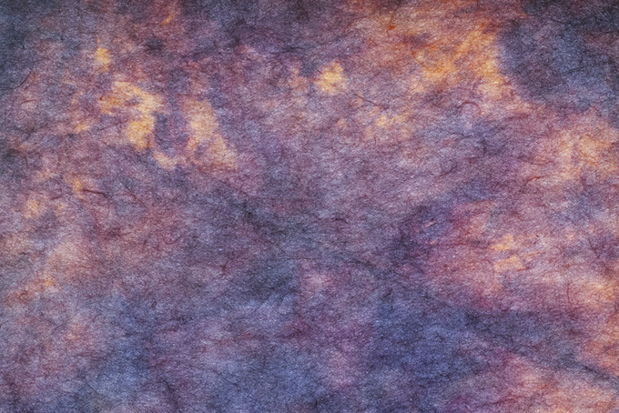 紫と黄が混ざる暈し染め和紙（カラフル 和紙 壁紙の背景フリー画像）
