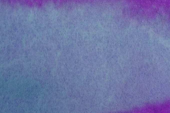 空色と紫色が滲む暈し染め和紙（和紙 カラフルの背景フリー画像）