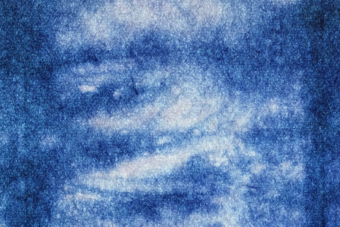 紺碧の空と雲のような色染和紙（和紙 ぼかしの背景フリー画像）