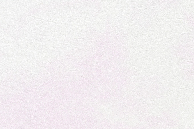 白の紙に薄いピンクが滲む和紙（白 和紙 テクスチャの背景フリー画像）