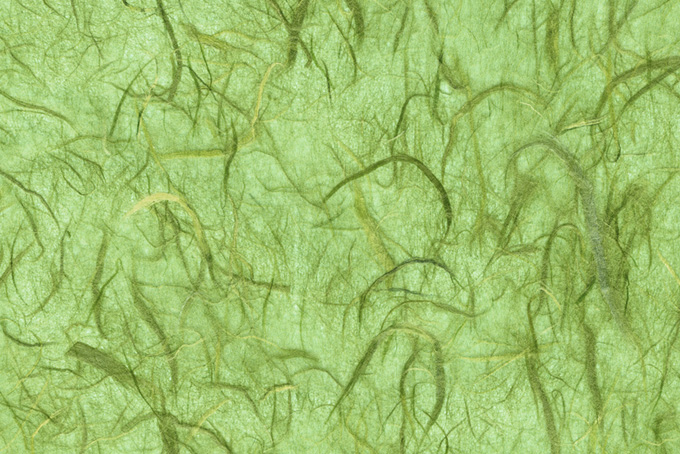 緑筋が幾つもある淡萌黄色の和紙のテクスチャ素材（和紙 緑色の背景フリー画像）