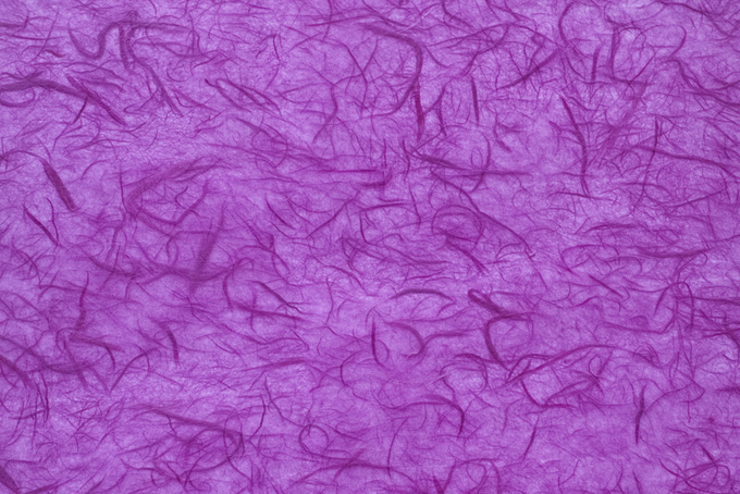 楮筋をふんだんに入れた薄紫色和紙のテクスチャ背景（和紙 紫色の背景フリー画像）