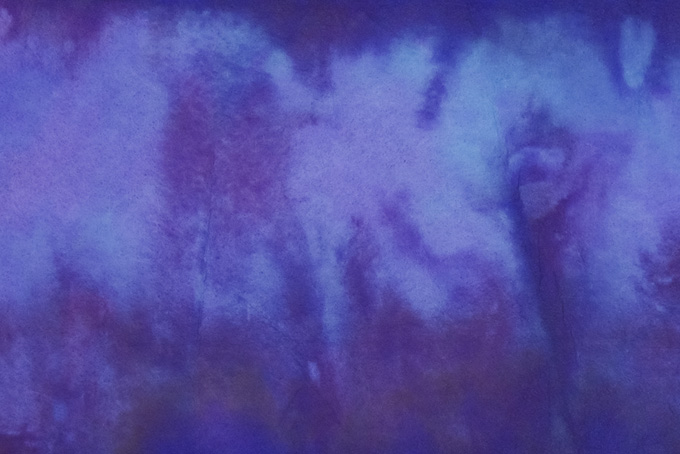 紫色と青色が滲む暈染和紙（和紙 紫色の背景フリー画像）