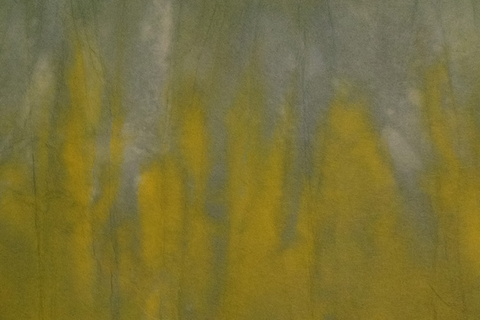 黄色と灰色が滲む暈染和紙（和紙 グレーの背景フリー画像）