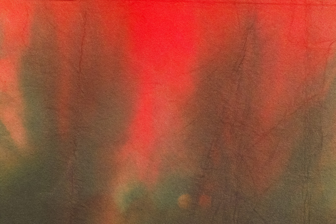 虫襖色と紅緋色が滲む暈染和紙（グラデーション 和紙 おしゃれの背景フリー画像）