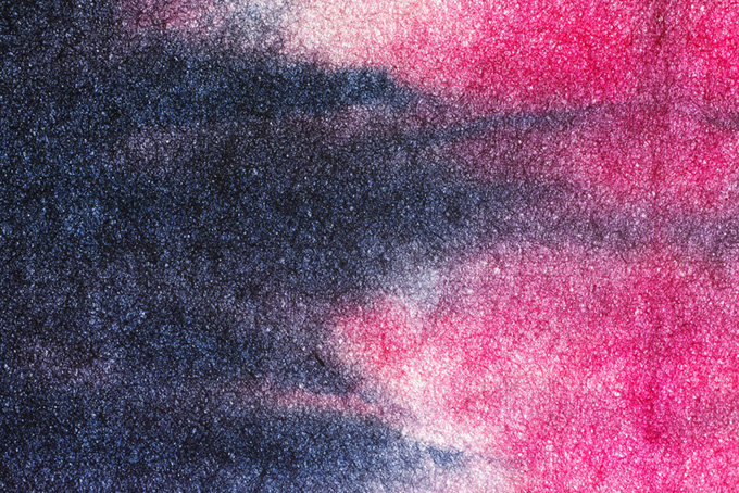 濃藍色と躑躅色が滲む暈し染和紙（カラフル 和紙の背景フリー画像）