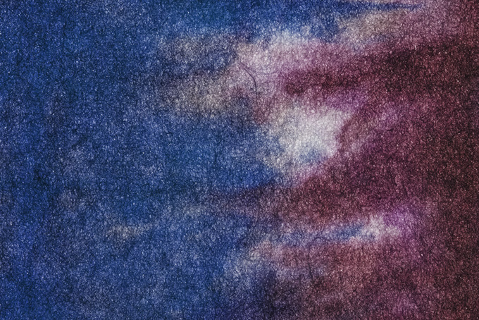 瑠璃紺色と葡萄色が滲む絞染和紙（カラフル 和紙 おしゃれの背景フリー画像）