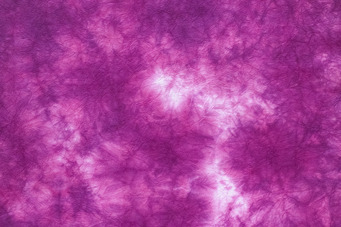 花のような赤紫色の絞染和紙（和紙 紫色の背景フリー画像）