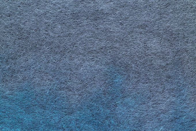 灰色と青藍色が滲む色染和紙（和紙 無地の背景フリー画像）