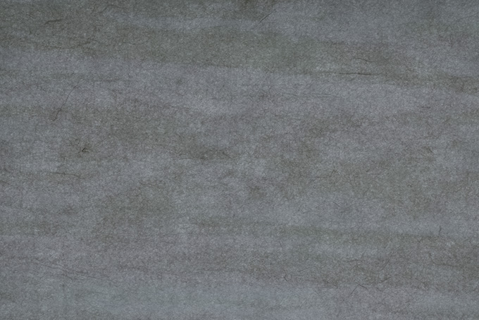 曇空の様な濃淡のある鉛色絞染和紙（和紙 グレーの背景フリー画像）