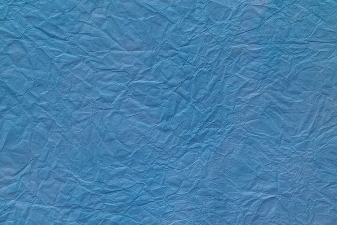 水面のような紺碧色の揉染め和紙（和紙 青色の背景フリー画像）