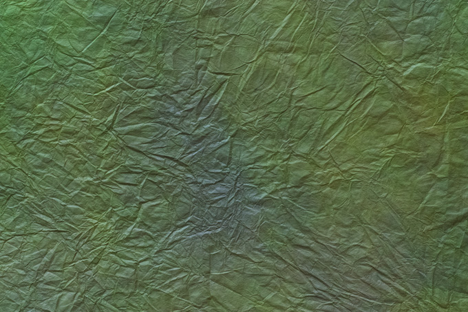 皺の沢山ある緑青色の揉染和紙（和紙 緑色の背景フリー画像）