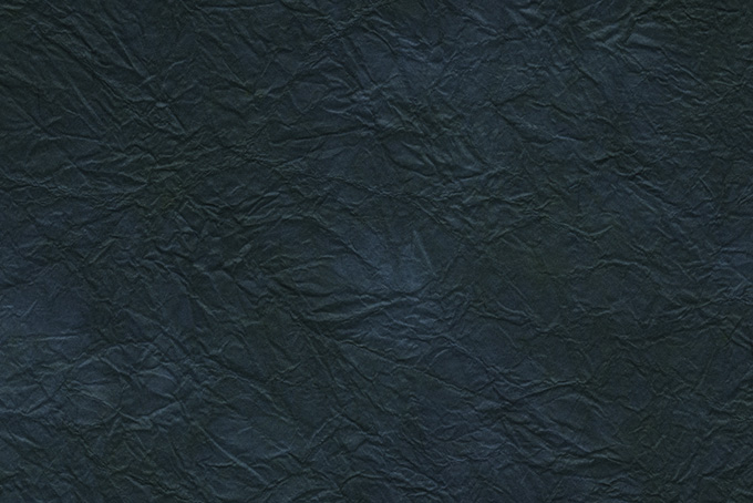 シワのある褐返色の揉染和紙（黒 和紙 壁紙の背景フリー画像）