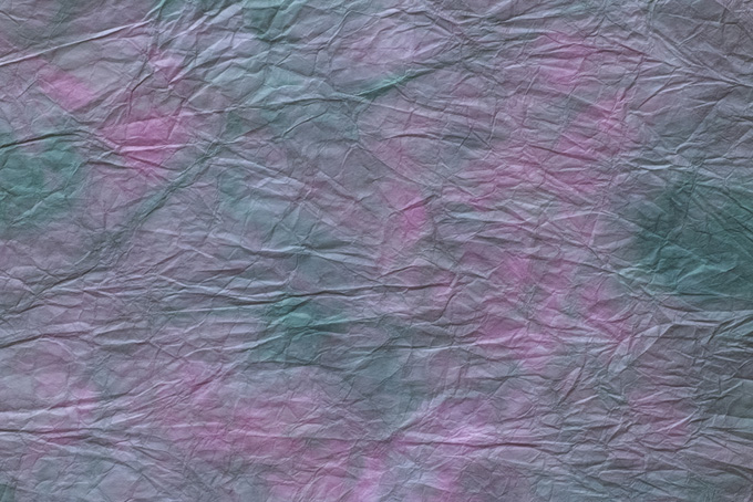 ピンクと緑が混ざる灰色揉絞染和紙（カラフル 和紙 壁紙の背景フリー画像）