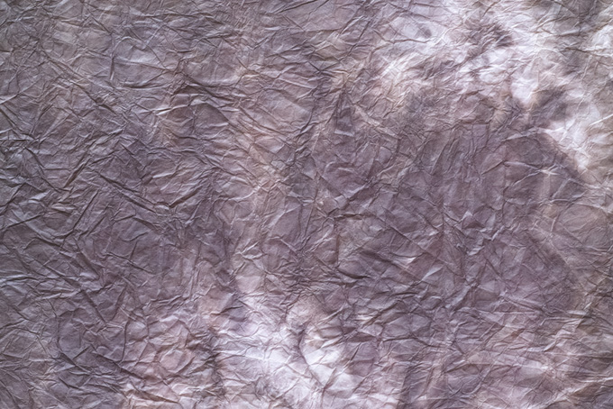 斑のある葡萄鼠色の揉絞染和紙（和紙 テクスチャ フリーの画像）