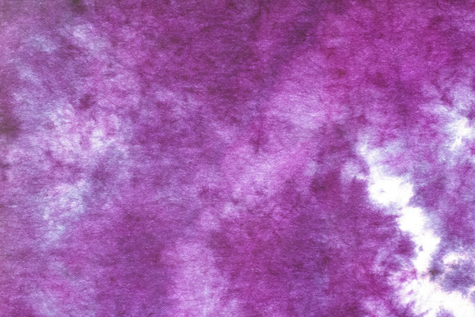 艶美な茄子紺色の絞染和紙（和紙 紫色の背景フリー画像）
