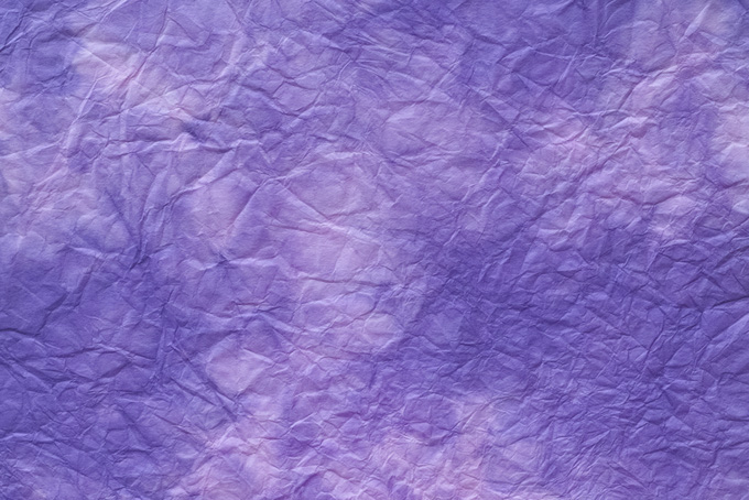 薄く滲む菫色の揉絞染和紙（和紙 紫色の背景フリー画像）