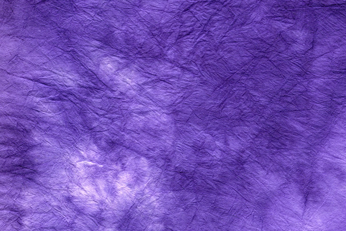 綾目の様な本紫色の揉絞染和紙（和紙 紫色の背景フリー画像）