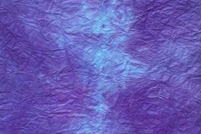 本紫色と水色が滲む揉絞染和紙（和紙 紫色の背景フリー画像）
