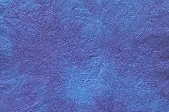 薄群青色に紫が滲む揉絞染和紙（カラフル 和紙 テクスチャの背景フリー画像）
