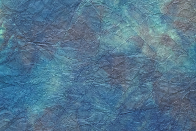 紺瑠璃色と茶色の揉絞染和紙（和紙 にじみの背景フリー画像）