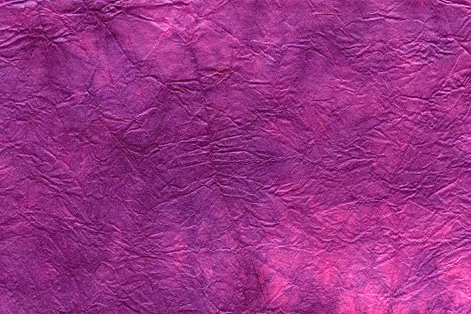 鮮やかな紅紫が滲む揉絞染和紙（和紙 ピンクの背景フリー画像）