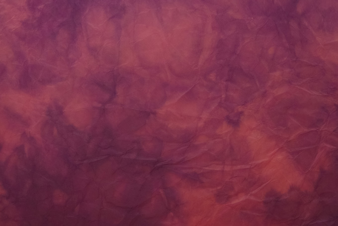 葡萄色の斑のある揉絞染和紙（和紙 ぼかしの背景フリー画像）