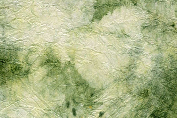 緑の水彩模様のような揉染和紙（和紙 にじみの背景フリー画像）